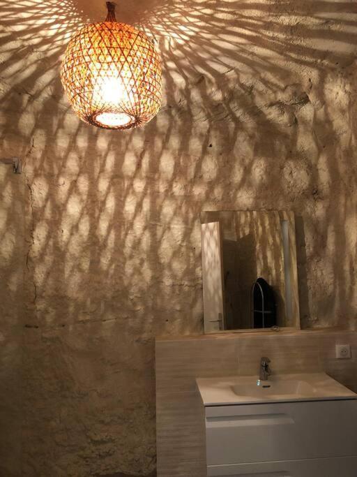 Nuit Insolite Dans Une Troglodyte ! Villa Nazelles-Negron Exteriör bild